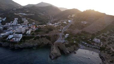 Yunanistan 'ın Girit kentindeki Bali kıyı kasabasında nefes kesici bir güneş doğuyor. Altın ışık denizi ve etrafını saran tepeleri aydınlatarak huzurlu ve resimli bir Akdeniz manzarası yaratır..