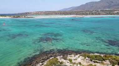 Elafonisi Sahili, Girit, Yunan Adaları, Yunanistan, Avrupa yakınlarındaki turkuaz su ve pençe şekilli yarımadanın havadan görünüşü. Yüksek kalite 4k görüntü