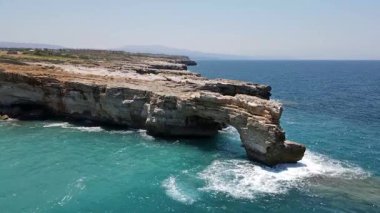 Yunanistan 'ın Girit kenti Geropotamos Sahili yakınlarındaki doğal taş kemer ve kıyı kaya oluşumlarının çarpıcı bir videosu.