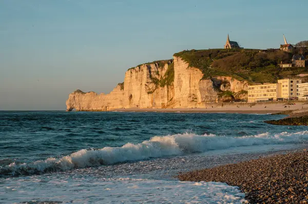 Etretat 'ın ikonik tebeşir kayalıkları ve turkuaz suları güneş ışığı altında parlayarak Normandiya' nın doğal güzelliğini ve huzurlu sahil şeridini gözler önüne seriyor..