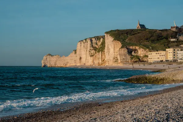 Etretat 'ın ikonik tebeşir kayalıkları ve turkuaz suları güneş ışığı altında parlayarak Normandiya' nın doğal güzelliğini ve huzurlu sahil şeridini gözler önüne seriyor..