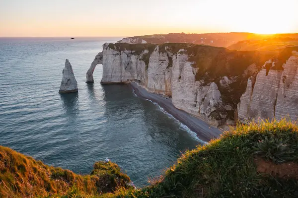 Etretat 'ın ikonik tebeşir kayalıkları ve turkuaz suları güneş ışığı altında parlayarak Normandiya' nın doğal güzelliğini ve huzurlu sahil şeridini gözler önüne seriyor..
