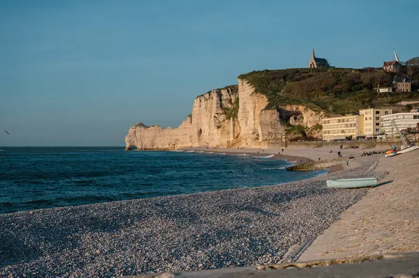 Etretat 'ın ikonik tebeşir kayalıkları ve turkuaz suları güneş ışığı altında parlayarak Normandiya' nın doğal güzelliğini ve huzurlu sahil şeridini gözler önüne seriyor..