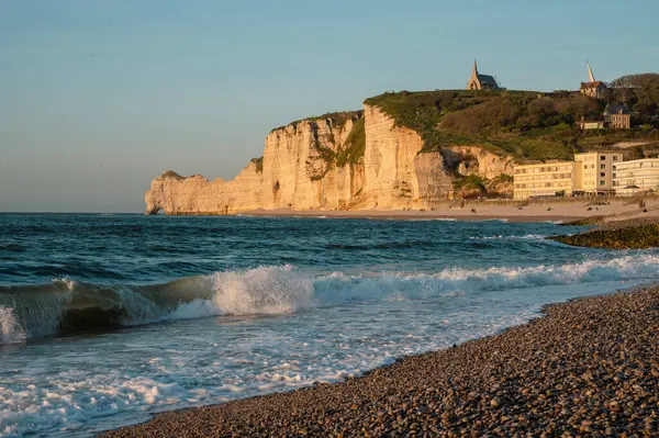 Etretat 'ın ikonik tebeşir kayalıkları ve turkuaz suları güneş ışığı altında parlayarak Normandiya' nın doğal güzelliğini ve huzurlu sahil şeridini gözler önüne seriyor..