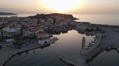 Sakin sularla çevrili tarihi Rethymno Deniz fenerinin İHA görüntüleri..