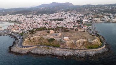 Sakin sularla çevrili tarihi Rethymno Deniz fenerinin İHA görüntüleri..