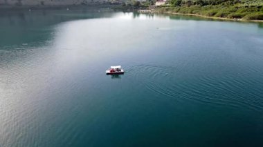 Girit, Georgioupolis yakınlarındaki Kournas Gölü 'nün nefes kesici hava manzarası. Bu yukarıdan aşağıya insansız hava aracı görüntüsü, yemyeşil tepeler ve doğal güzelliklerle çevrili, büyüleyici turkuaz suları yakalıyor..