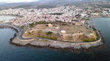 Sakin sularla çevrili tarihi Rethymno Kalesi 'nin akşam drone görüntüleri..