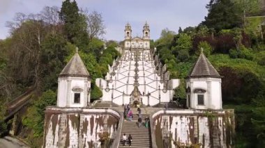 Portekiz 'in kuzeyinde Braga' daki tarihi Bom Jesus do Monte kilisesinin görkemli görüntüsü. UNESCO tarafından listelenen bu sığınak, barok mimarisi ve büyük merdivenleri ile ünlüdür..