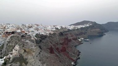 Gündüz vakti Oia, Santorini, Yunanistan 'ın çarpıcı hava manzarası. Beyaz yıkanmış binalar, mavi kubbeler ve nefes kesici kaldera kayalıkları güzel bir Akdeniz manzarası yaratır..