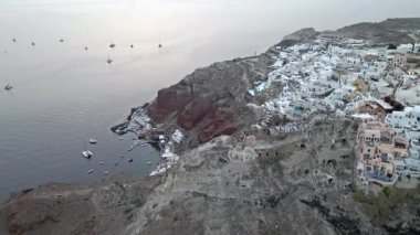 Gündüz vakti Oia, Santorini, Yunanistan 'ın çarpıcı hava manzarası. Beyaz yıkanmış binalar, mavi kubbeler ve nefes kesici kaldera kayalıkları güzel bir Akdeniz manzarası yaratır..