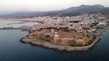 Sakin sularla çevrili tarihi Rethymno Deniz fenerinin İHA görüntüleri..