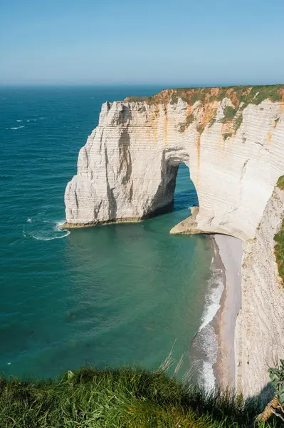 Etretat 'ın ikonik tebeşir kayalıkları ve turkuaz suları güneş ışığı altında parlayarak Normandiya' nın doğal güzelliğini ve huzurlu sahil şeridini gözler önüne seriyor..