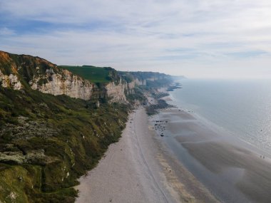 Drone görüntüleri, Saint Jouin Bruneval 'ın halk plajını, dramatik uçurumları, dalgaları ve Normandiya kıyılarında çakıllı bir kıyı şeridini görüntüler..