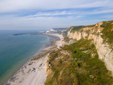 Drone görüntüleri, Saint Jouin Bruneval 'ın halk plajını, dramatik uçurumları, dalgaları ve Normandiya kıyılarında çakıllı bir kıyı şeridini görüntüler..