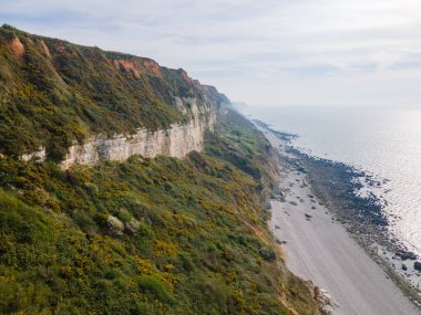 Drone görüntüleri, Saint Jouin Bruneval 'ın halk plajını, dramatik uçurumları, dalgaları ve Normandiya kıyılarında çakıllı bir kıyı şeridini görüntüler..