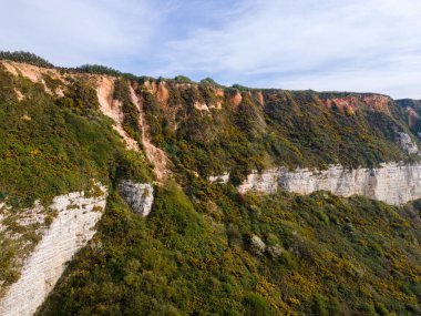 Drone görüntüleri, Saint Jouin Bruneval 'ın halk plajını, dramatik uçurumları, dalgaları ve Normandiya kıyılarında çakıllı bir kıyı şeridini görüntüler..