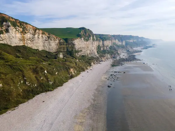 Drone görüntüleri, Saint Jouin Bruneval 'ın halk plajını, dramatik uçurumları, dalgaları ve Normandiya kıyılarında çakıllı bir kıyı şeridini görüntüler..