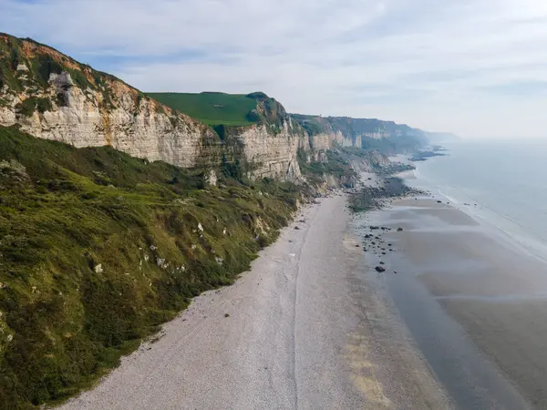 Drone görüntüleri, Saint Jouin Bruneval 'ın halk plajını, dramatik uçurumları, dalgaları ve Normandiya kıyılarında çakıllı bir kıyı şeridini görüntüler..