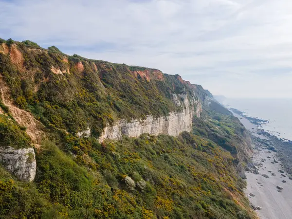 Drone görüntüleri, Saint Jouin Bruneval 'ın halk plajını, dramatik uçurumları, dalgaları ve Normandiya kıyılarında çakıllı bir kıyı şeridini görüntüler..