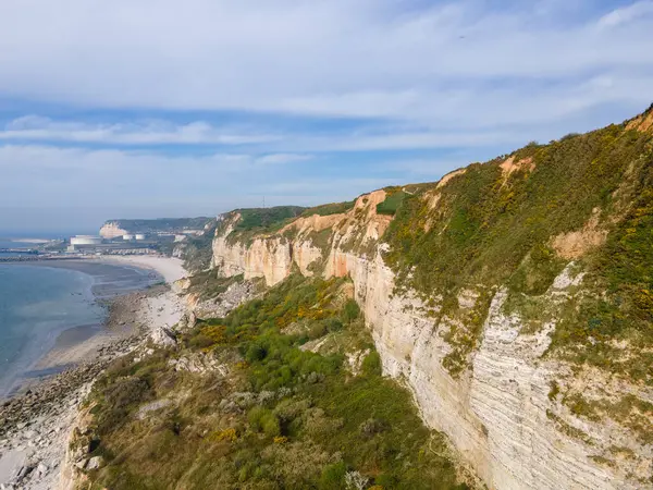 Drone görüntüleri, Saint Jouin Bruneval 'ın halk plajını, dramatik uçurumları, dalgaları ve Normandiya kıyılarında çakıllı bir kıyı şeridini görüntüler..