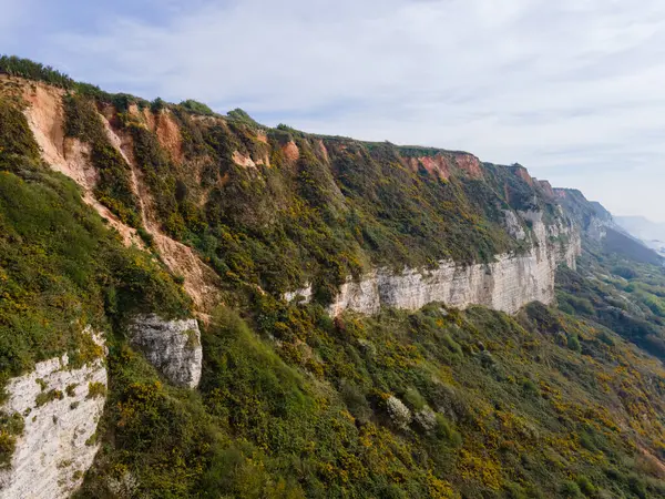 Drone görüntüleri, Saint Jouin Bruneval 'ın halk plajını, dramatik uçurumları, dalgaları ve Normandiya kıyılarında çakıllı bir kıyı şeridini görüntüler..