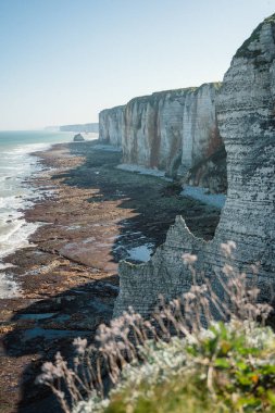 Etretat 'ın ikonik tebeşir kayalıkları ve turkuaz suları güneş ışığı altında parlayarak Normandiya' nın doğal güzelliğini ve huzurlu sahil şeridini gözler önüne seriyor..