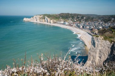 Etretat 'ın ikonik tebeşir kayalıkları ve turkuaz suları güneş ışığı altında parlayarak Normandiya' nın doğal güzelliğini ve huzurlu sahil şeridini gözler önüne seriyor..