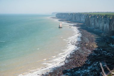 Etretat 'ın ikonik tebeşir kayalıkları ve turkuaz suları güneş ışığı altında parlayarak Normandiya' nın doğal güzelliğini ve huzurlu sahil şeridini gözler önüne seriyor..