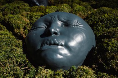 Etretat kayalıklarına tünemiş Neo-fütürist bahçe, Fransa 'nın Normandiya' daki Alabaster Sahili üzerinde çarpıcı manzaralar sunuyor..