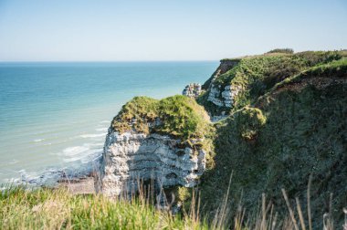 Etretat 'ın ikonik tebeşir kayalıkları ve turkuaz suları güneş ışığı altında parlayarak Normandiya' nın doğal güzelliğini ve huzurlu sahil şeridini gözler önüne seriyor..
