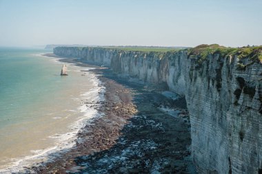 Etretat 'ın ikonik tebeşir kayalıkları ve turkuaz suları güneş ışığı altında parlayarak Normandiya' nın doğal güzelliğini ve huzurlu sahil şeridini gözler önüne seriyor..