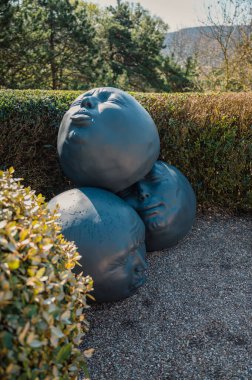 Etretat kayalıklarına tünemiş Neo-fütürist bahçe, Fransa 'nın Normandiya' daki Alabaster Sahili üzerinde çarpıcı manzaralar sunuyor..