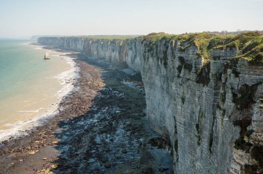 Etretat 'ın ikonik tebeşir kayalıkları ve turkuaz suları güneş ışığı altında parlayarak Normandiya' nın doğal güzelliğini ve huzurlu sahil şeridini gözler önüne seriyor..