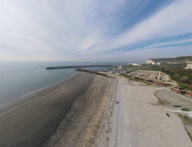 Drone görüntüleri, Saint Jouin Bruneval 'ın halk plajını, dramatik uçurumları, dalgaları ve Normandiya kıyılarında çakıllı bir kıyı şeridini görüntüler..