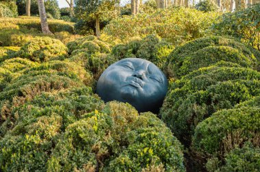 Etretat kayalıklarına tünemiş Neo-fütürist bahçe, Fransa 'nın Normandiya' daki Alabaster Sahili üzerinde çarpıcı manzaralar sunuyor..