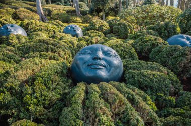 Etretat kayalıklarına tünemiş Neo-fütürist bahçe, Fransa 'nın Normandiya' daki Alabaster Sahili üzerinde çarpıcı manzaralar sunuyor..