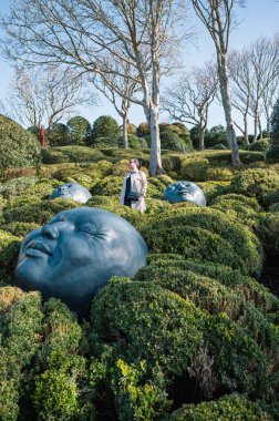 Etretat kayalıklarına tünemiş Neo-fütürist bahçe, Fransa 'nın Normandiya' daki Alabaster Sahili üzerinde çarpıcı manzaralar sunuyor..