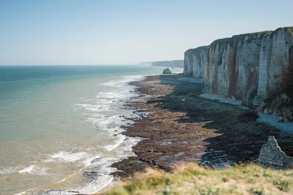 Etretat 'ın ikonik tebeşir kayalıkları ve turkuaz suları güneş ışığı altında parlayarak Normandiya' nın doğal güzelliğini ve huzurlu sahil şeridini gözler önüne seriyor..