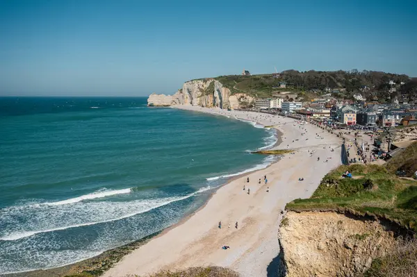 Etretat 'ın ikonik tebeşir kayalıkları ve turkuaz suları güneş ışığı altında parlayarak Normandiya' nın doğal güzelliğini ve huzurlu sahil şeridini gözler önüne seriyor..