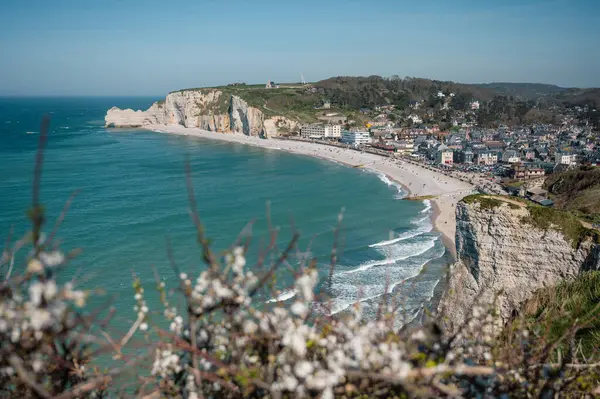Etretat 'ın ikonik tebeşir kayalıkları ve turkuaz suları güneş ışığı altında parlayarak Normandiya' nın doğal güzelliğini ve huzurlu sahil şeridini gözler önüne seriyor..