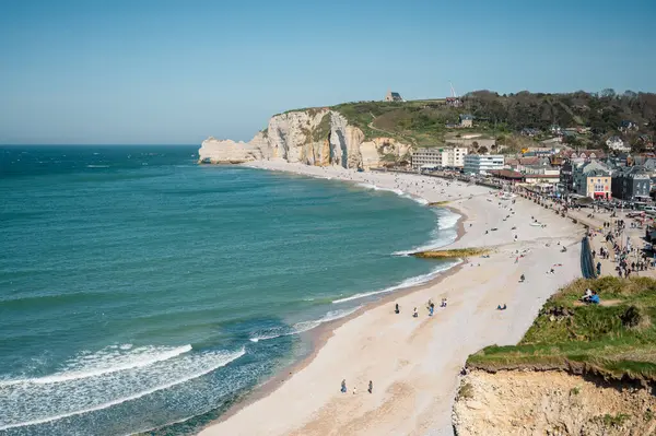 Etretat 'ın ikonik tebeşir kayalıkları ve turkuaz suları güneş ışığı altında parlayarak Normandiya' nın doğal güzelliğini ve huzurlu sahil şeridini gözler önüne seriyor..