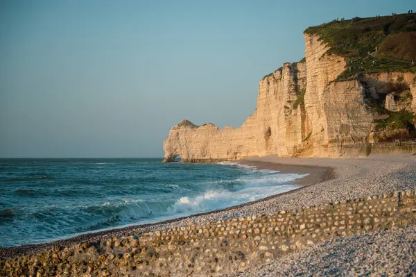 Etretat 'ın ikonik tebeşir kayalıkları ve turkuaz suları güneş ışığı altında parlayarak Normandiya' nın doğal güzelliğini ve huzurlu sahil şeridini gözler önüne seriyor..