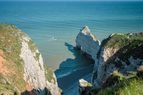 Etretat 'ın ikonik tebeşir kayalıkları ve turkuaz suları güneş ışığı altında parlayarak Normandiya' nın doğal güzelliğini ve huzurlu sahil şeridini gözler önüne seriyor..