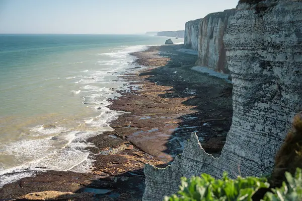 Etretat 'ın ikonik tebeşir kayalıkları ve turkuaz suları güneş ışığı altında parlayarak Normandiya' nın doğal güzelliğini ve huzurlu sahil şeridini gözler önüne seriyor..