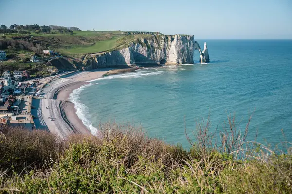 Etretat 'ın ikonik tebeşir kayalıkları ve turkuaz suları güneş ışığı altında parlayarak Normandiya' nın doğal güzelliğini ve huzurlu sahil şeridini gözler önüne seriyor..