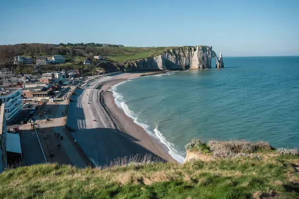Etretat 'ın ikonik tebeşir kayalıkları ve turkuaz suları güneş ışığı altında parlayarak Normandiya' nın doğal güzelliğini ve huzurlu sahil şeridini gözler önüne seriyor..