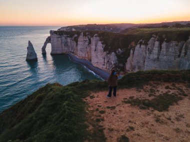 Etretat 'ın ikonik tebeşir kayalıkları ve turkuaz suları güneş ışığı altında parlayarak Normandiya' nın doğal güzelliğini ve huzurlu sahil şeridini gözler önüne seriyor..