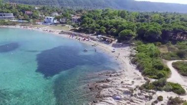 Yunanistan 'ın Chalkidiki kentindeki Karydi Sahili yakınlarındaki Sithonia kıyı şeridinin nefes kesici manzarası. Kristal berraklığında turkuaz sular engebeli kaya oluşumlarıyla birleşerek pitoresk bir Akdeniz cenneti yaratıyor..