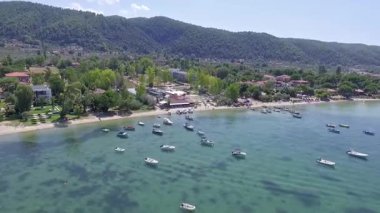 Yunanistan 'ın Chalkidiki kentindeki Karydi Sahili yakınlarındaki Sithonia kıyı şeridinin nefes kesici manzarası. Kristal berraklığında turkuaz sular engebeli kaya oluşumlarıyla birleşerek pitoresk bir Akdeniz cenneti yaratıyor..